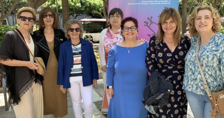 Junta Directiva en la lectura del Manifiesto de fibromialgia y Síndrome de Fatiga Crónica 2025 de Almería