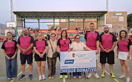 Pilar Quesada, presidenta de AFIAL, e Isidra Motos, vocal de la Junta Directiva, durante la recogida del cheque solidario entregado por el Ayuntamiento de Benahadux en el acto inaugural de la XXVII Semana Deportiva 2026.