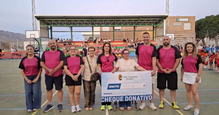 Pilar Quesada, presidenta de AFIAL, e Isidra Motos, vocal de la Junta Directiva, durante la recogida del cheque solidario entregado por el Ayuntamiento de Benahadux en el acto inaugural de la XXVII Semana Deportiva 2026.